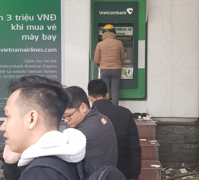 Rút tiền ATM dịp Tết: Vì sao người dân phải chịu xếp hàng nhiều giờ?