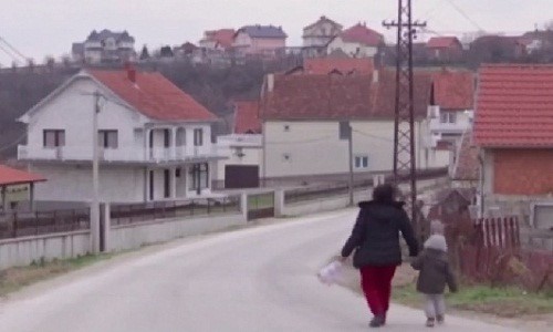 Đột nhập l&agrave;ng đại gia nhưng vắng b&oacute;ng người ở Serbia - Ảnh 11.