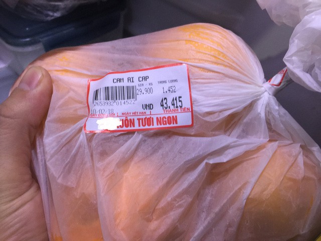  Cam, t&aacute;o ngoại đồng gi&aacute; 30.000 đồng/kg, người d&acirc;n đổ x&ocirc; mua về ăn Tết - Ảnh 3.