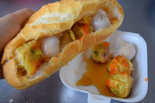Những qu&aacute;n b&aacute;nh m&igrave; ngon độc lạ chỉ c&oacute; ở S&agrave;i G&ograve;n, d&acirc;n &lsquo;s&agrave;nh ăn&rsquo; nhất định đừng bỏ lỡ! - Ảnh 3.