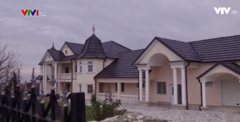 Đột nhập l&agrave;ng đại gia nhưng vắng b&oacute;ng người ở Serbia - Ảnh 4.