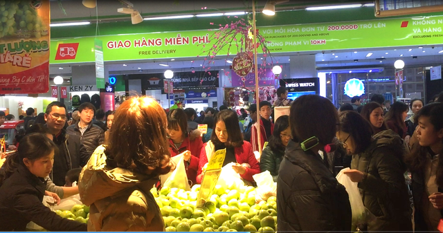  Cam, t&aacute;o ngoại đồng gi&aacute; 30.000 đồng/kg, người d&acirc;n đổ x&ocirc; mua về ăn Tết - Ảnh 5.