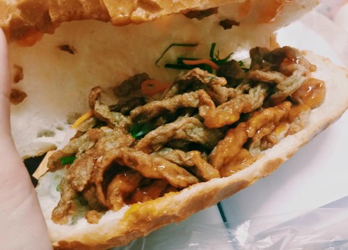 Những qu&aacute;n b&aacute;nh m&igrave; ngon độc lạ chỉ c&oacute; ở S&agrave;i G&ograve;n, d&acirc;n &lsquo;s&agrave;nh ăn&rsquo; nhất định đừng bỏ lỡ! - Ảnh 5.