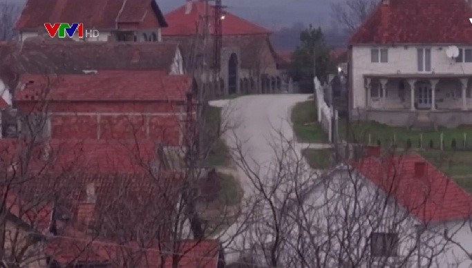 Đột nhập l&agrave;ng đại gia nhưng vắng b&oacute;ng người ở Serbia - Ảnh 6.
