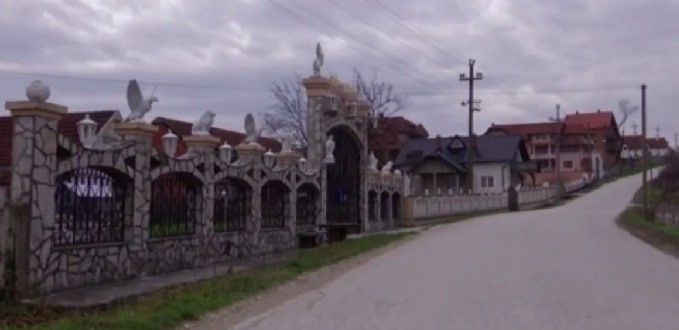 Đột nhập l&agrave;ng đại gia nhưng vắng b&oacute;ng người ở Serbia - Ảnh 7.