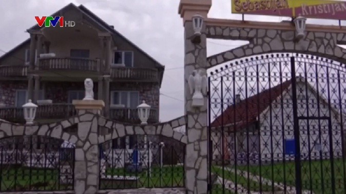 Đột nhập l&agrave;ng đại gia nhưng vắng b&oacute;ng người ở Serbia - Ảnh 8.