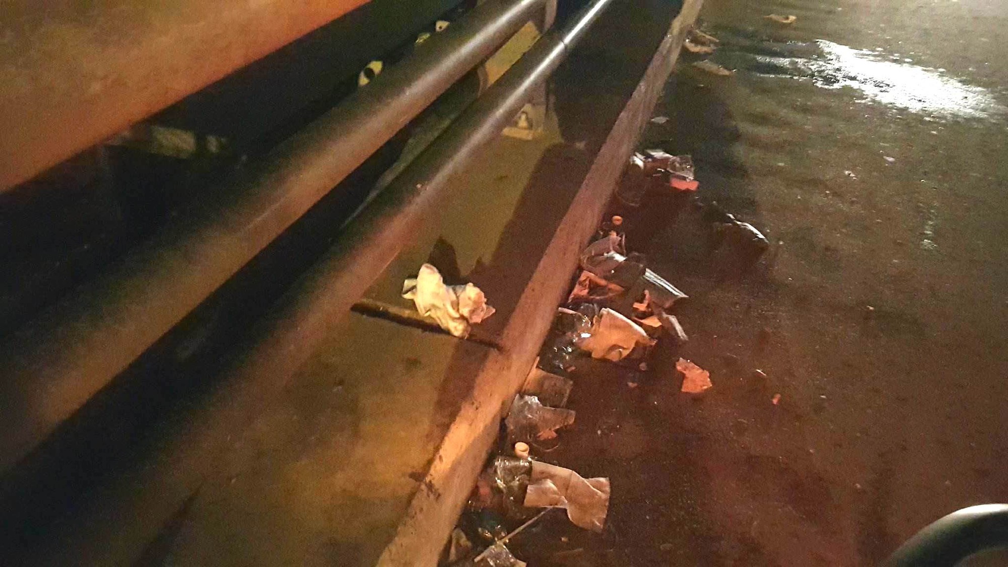 Gi&aacute;p Tết, Cầu Cần Thơ ngập r&aacute;c - Ảnh 1.