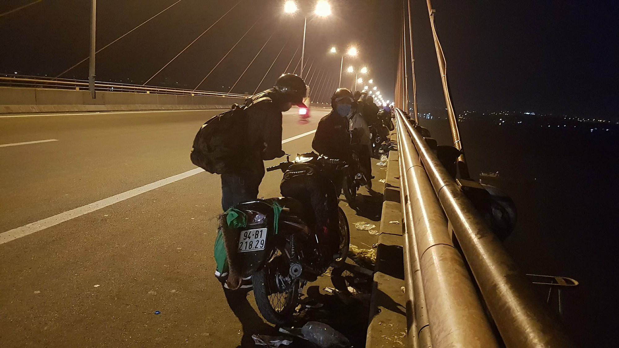 Giáp Tết, Cầu Cần Thơ ngập rác
