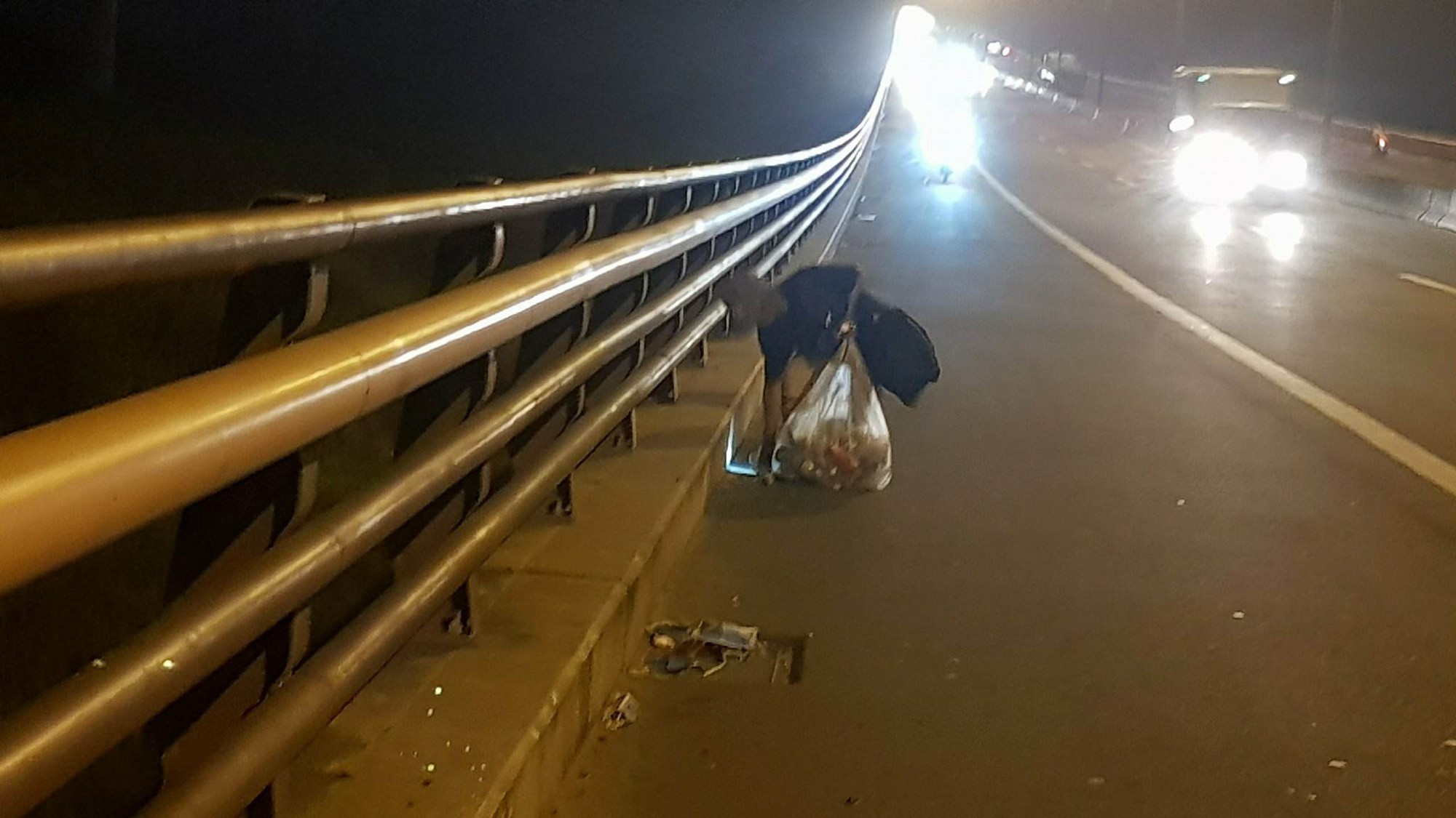 Gi&aacute;p Tết, Cầu Cần Thơ ngập r&aacute;c - Ảnh 6.