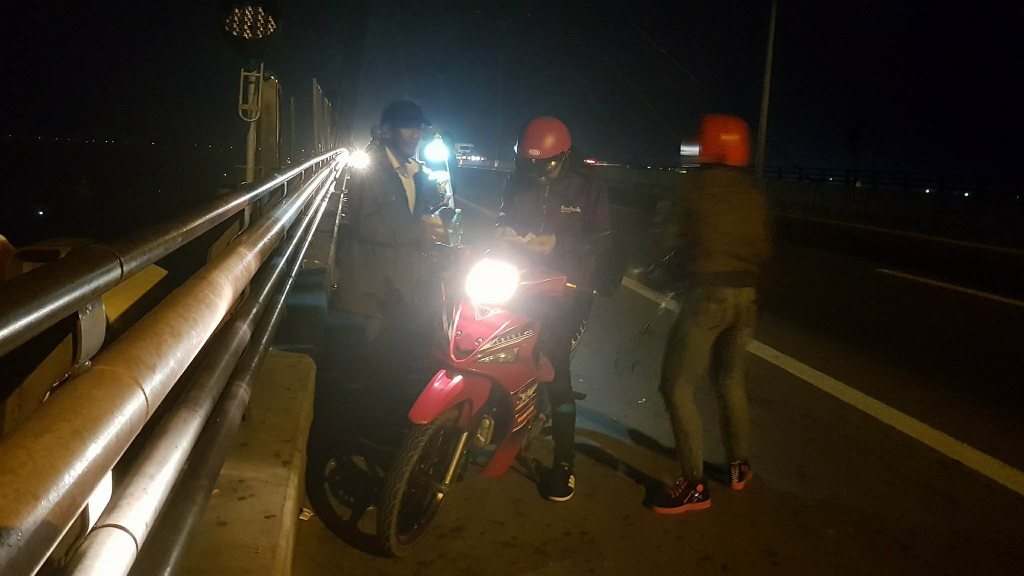 Gi&aacute;p Tết, Cầu Cần Thơ ngập r&aacute;c - Ảnh 4.