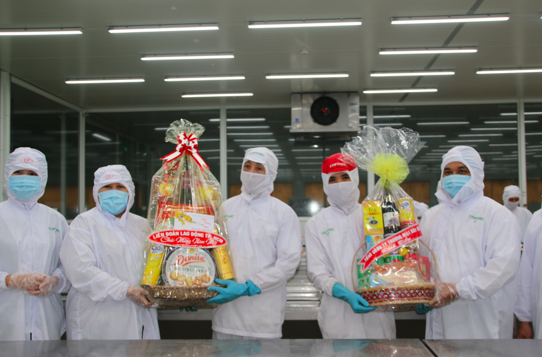 LĐLĐ TP HCM đến tận xưởng sản xuất tặng quà Tết cho công nhân
