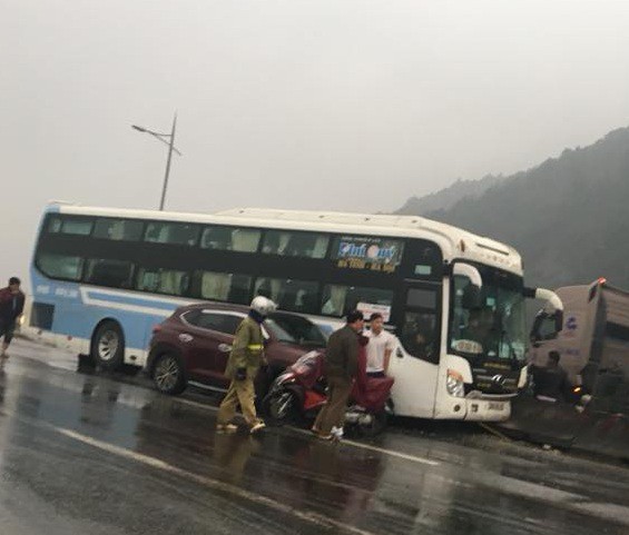 Xe khách tông xe chở người về quê ăn Tết, hành khách hoảng loạn