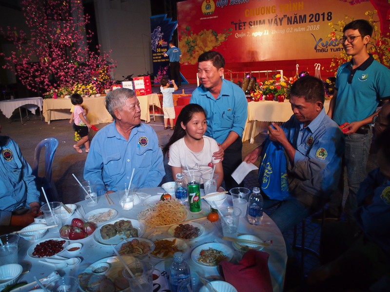 Công nhân khó khăn vui Tết sum vầy - Ảnh 9.
