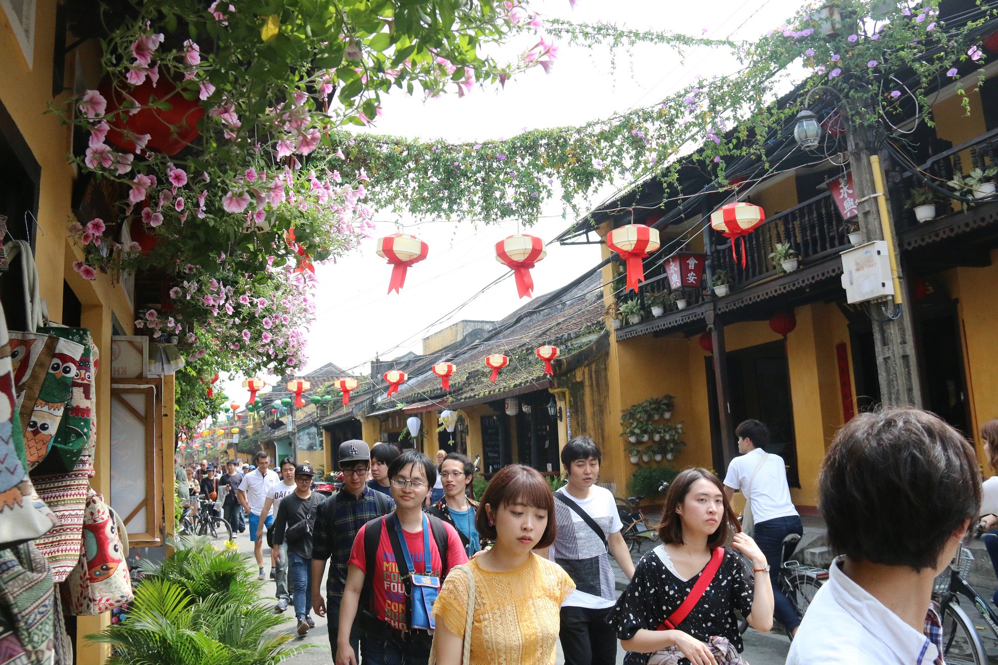 Hội An nhộn nhịp ngày giáp Tết - Ảnh 1.