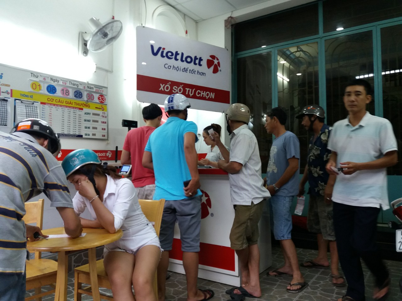 Cuối năm, nhiều người mơ trúng Vietlott tiền tỉ