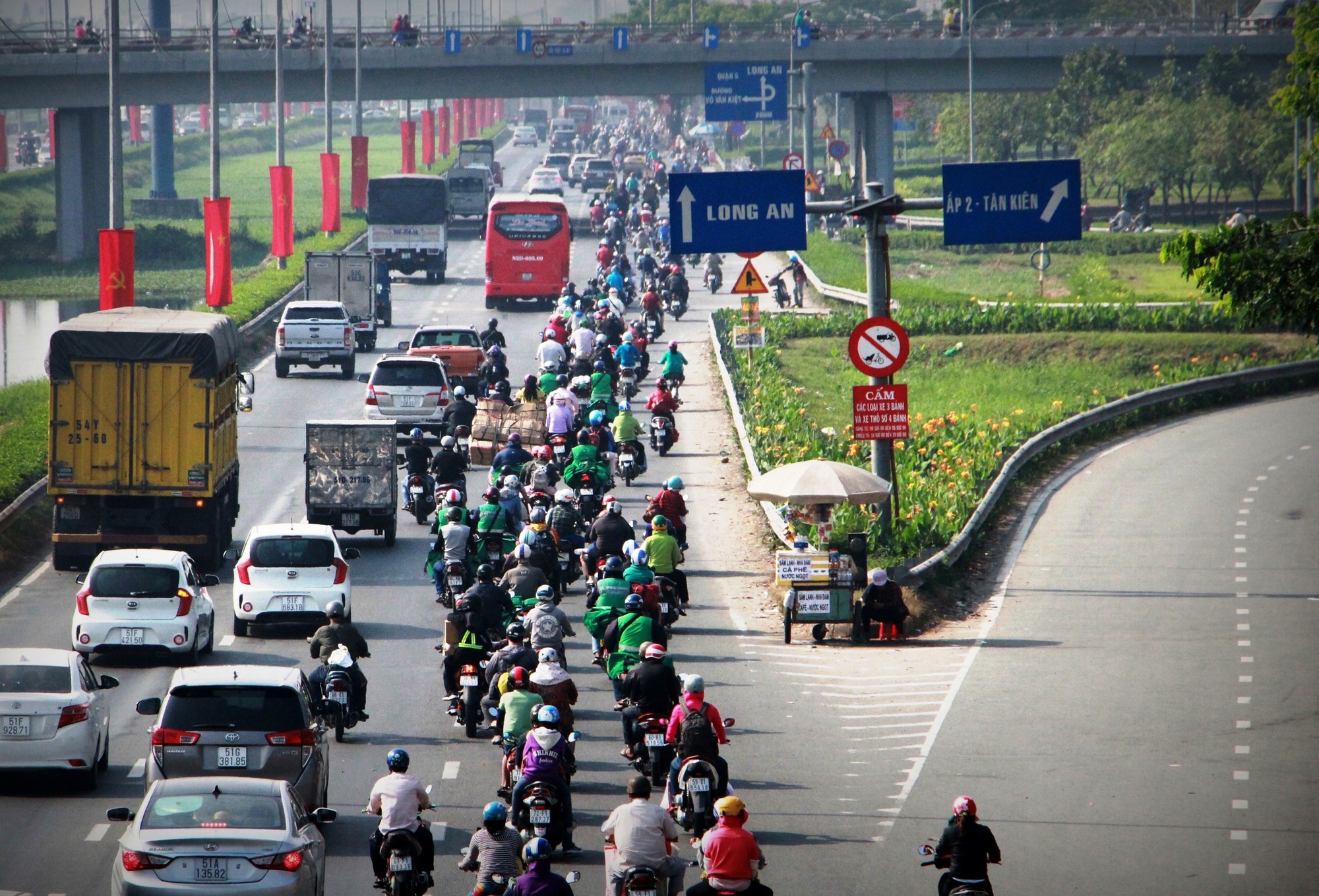 Người miền Tây ùn ùn đổ về quê ngày cận Tết - Ảnh 10.
