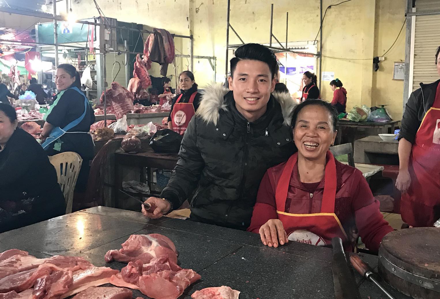 Chợ quê xôn xao khi trung vệ Tiến Dũng phụ mẹ bán thịt heo