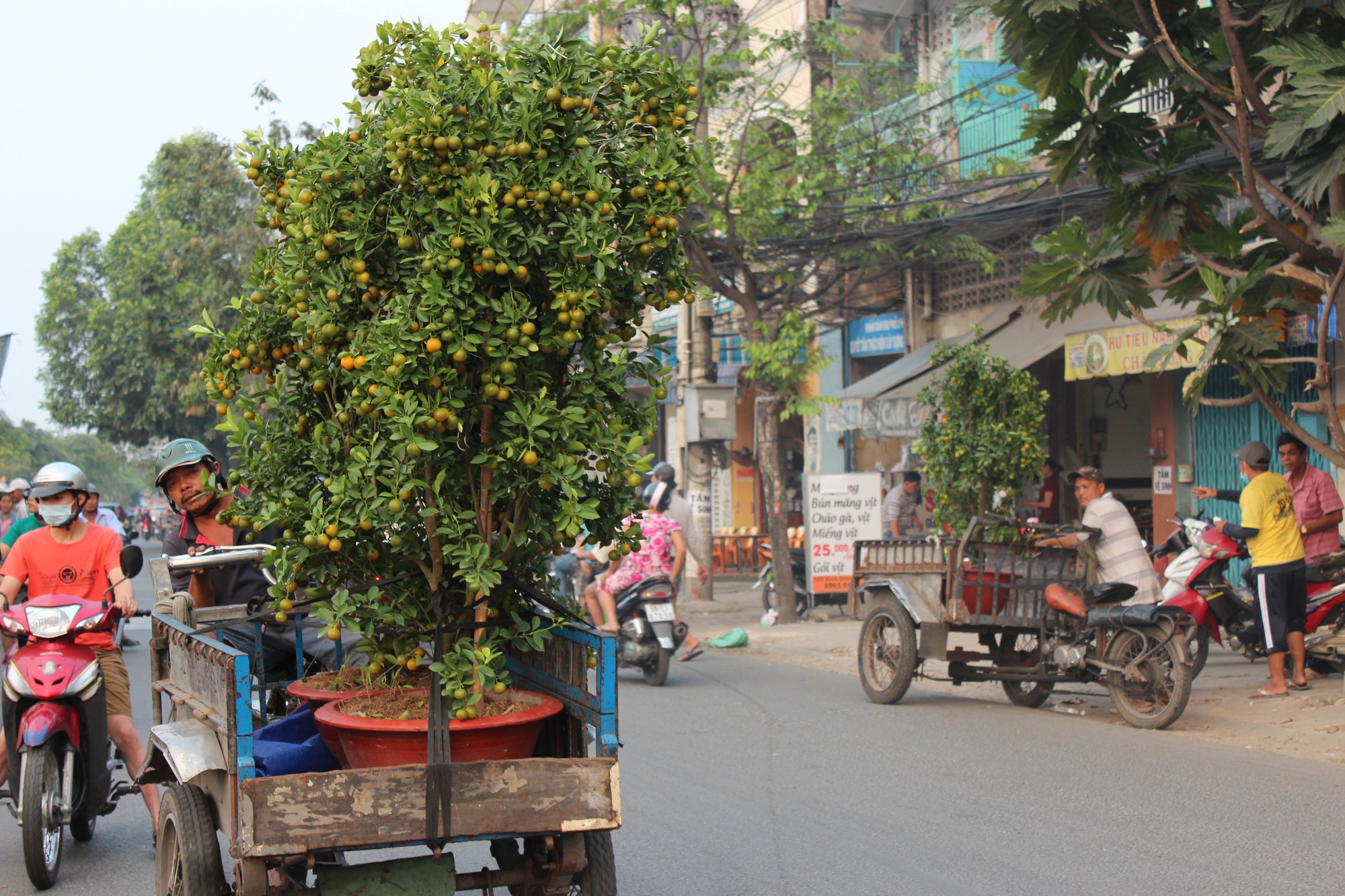 Nhấm nháp Tết trên bến Bình Đông - Ảnh 16.