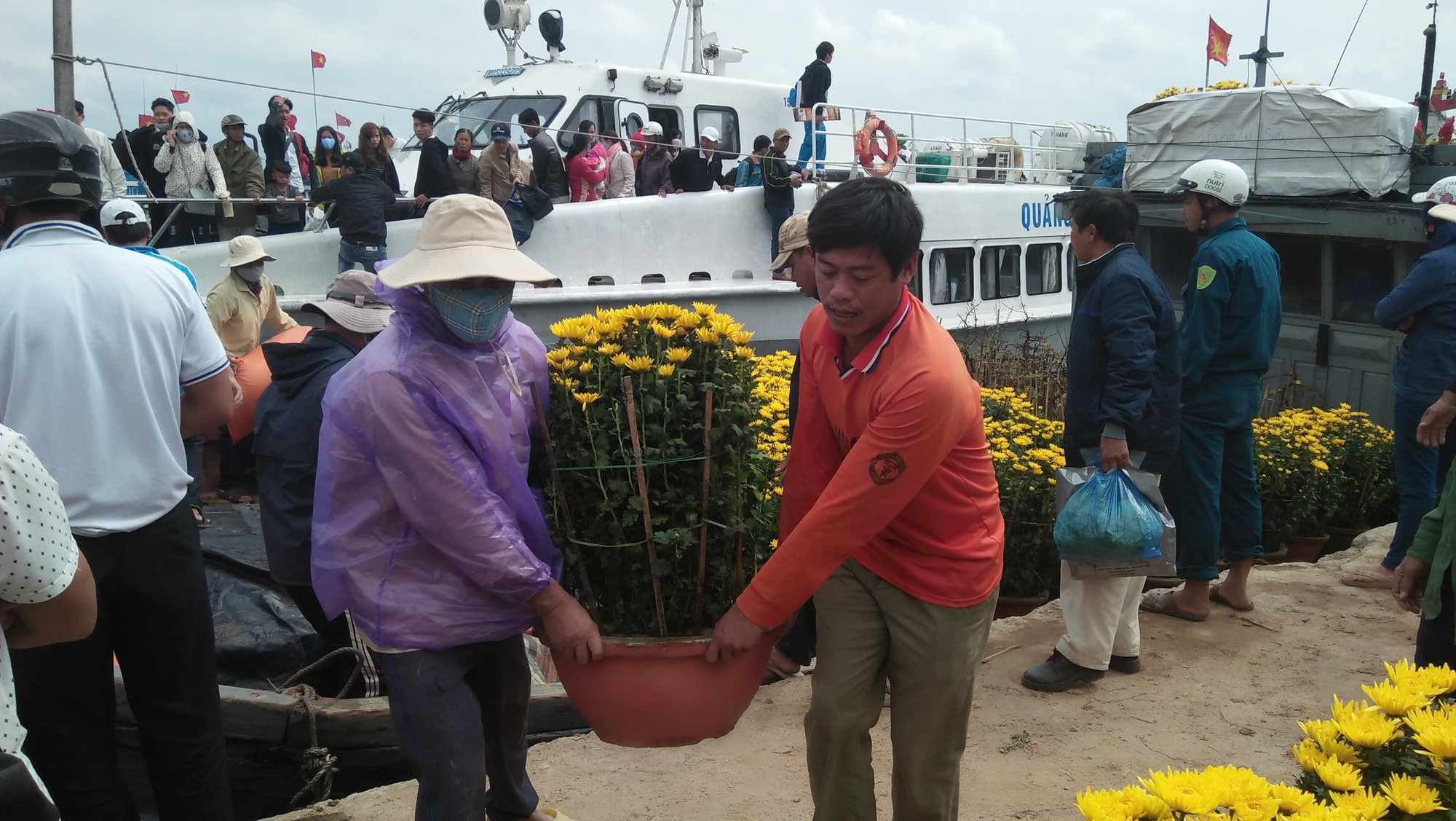 Phóng sự ảnh: Chở Tết ra đảo Lý Sơn - Ảnh 8.