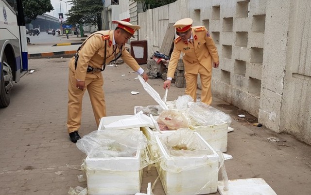 Cảnh s&aacute;t ph&aacute;t hiện 300 kg nội tạng h&ocirc;i thối tuồn v&agrave;o H&agrave; Nội dịp gi&aacute;p Tết - Ảnh 2.