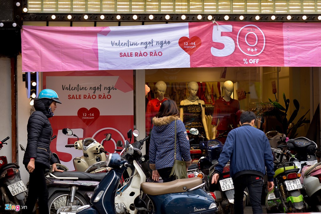 Thị trường qu&agrave; tặng Valentine lu mờ v&igrave; kh&ocirc;ng kh&iacute; Tết - Ảnh 14.