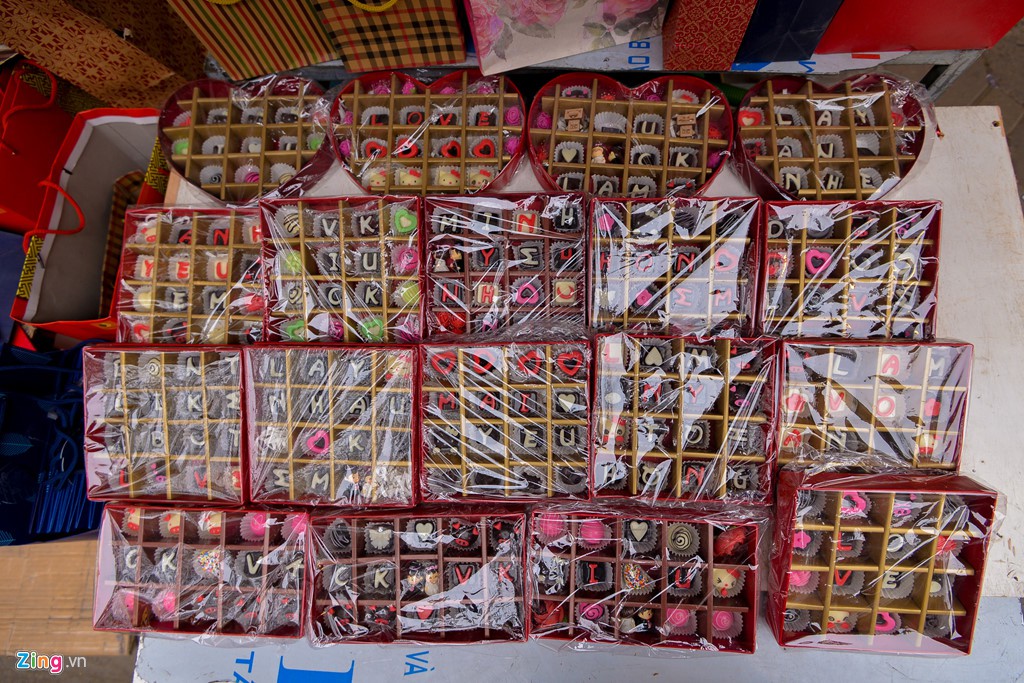 Thị trường qu&agrave; tặng Valentine lu mờ v&igrave; kh&ocirc;ng kh&iacute; Tết - Ảnh 3.