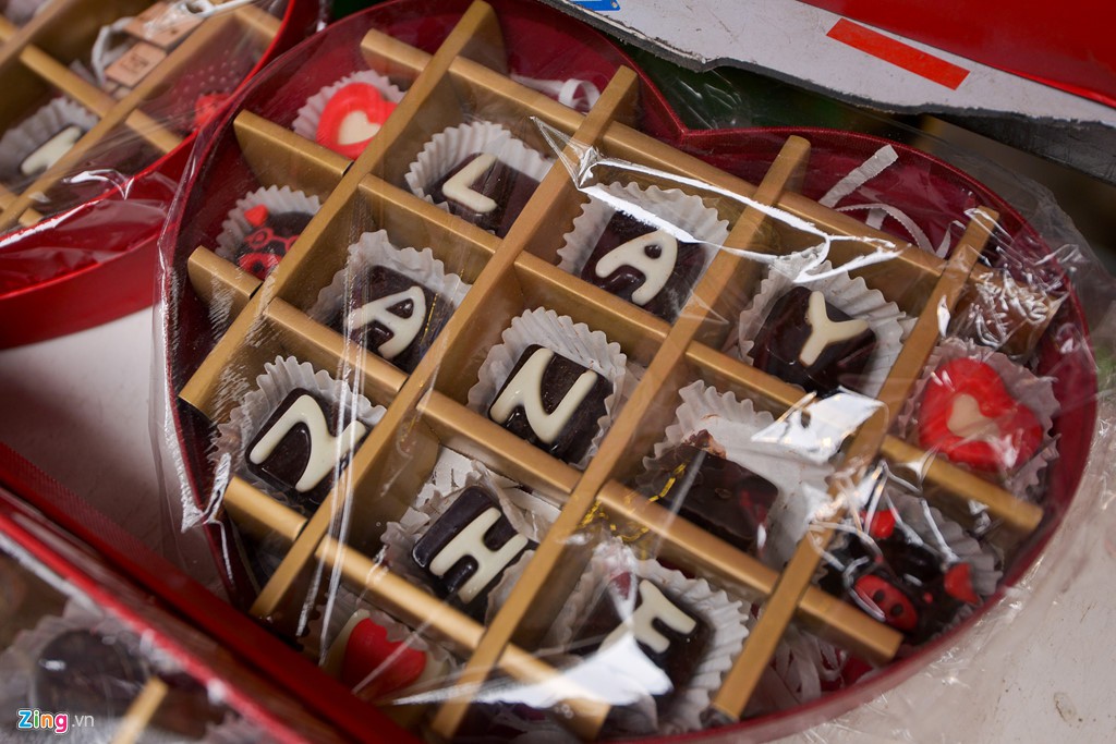 Thị trường qu&agrave; tặng Valentine lu mờ v&igrave; kh&ocirc;ng kh&iacute; Tết - Ảnh 4.