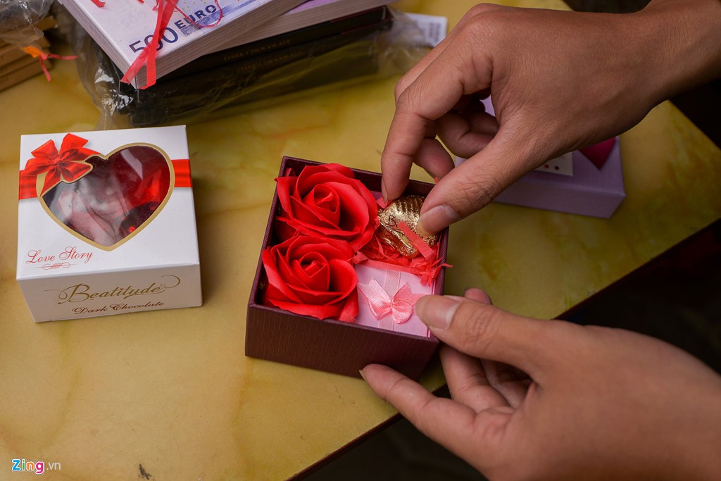 Thị trường qu&agrave; tặng Valentine lu mờ v&igrave; kh&ocirc;ng kh&iacute; Tết - Ảnh 6.