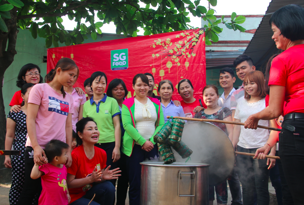 Cùng công nhân nấu bánh tét, kho thịt kho tàu