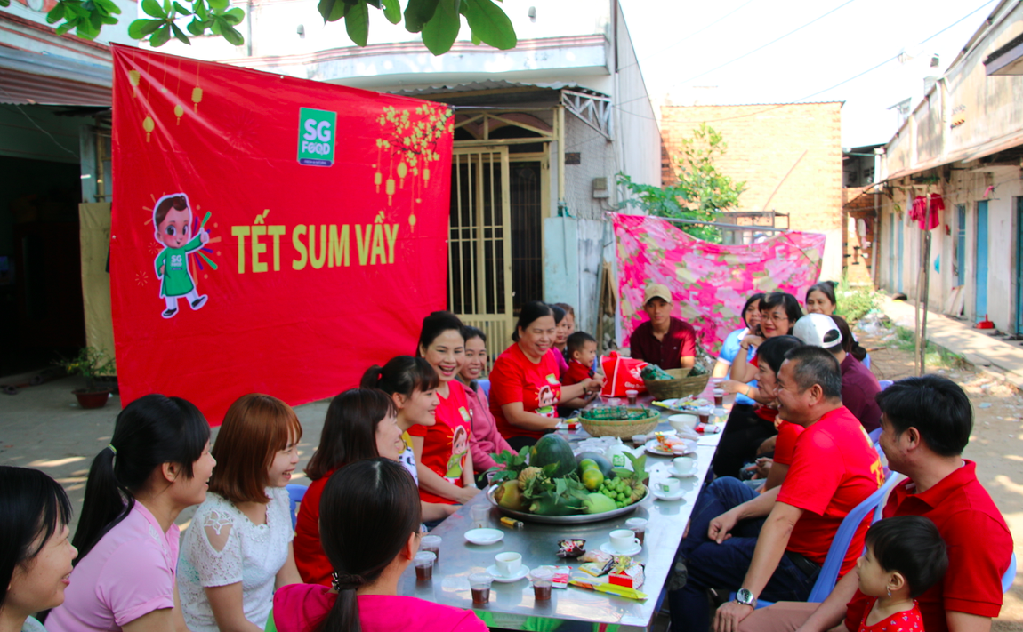 Cùng công nhân nấu bánh tét, kho thịt kho tàu - Ảnh 6.