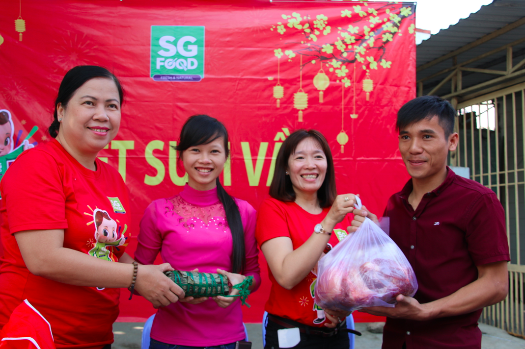 Cùng công nhân nấu bánh tét, kho thịt kho tàu - Ảnh 5.