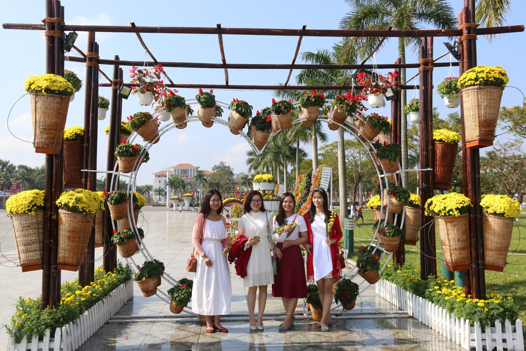 Khoác áo hoa ngày Tết, quảng trường Tam Kỳ đẹp lộng lẫy - Ảnh 22.