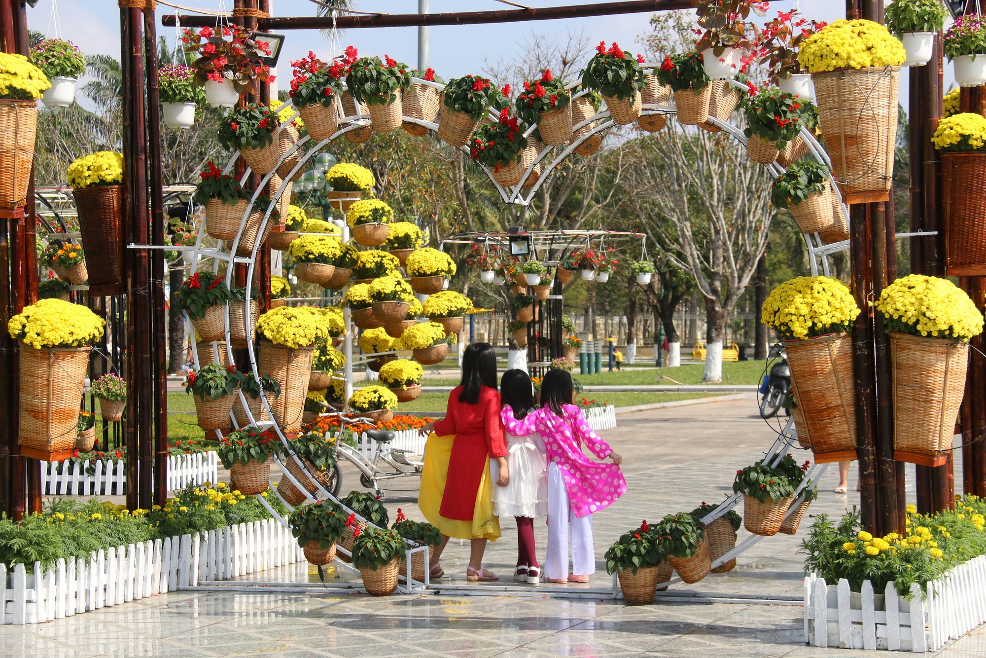 Khoác áo hoa ngày Tết, quảng trường Tam Kỳ đẹp lộng lẫy - Ảnh 18.