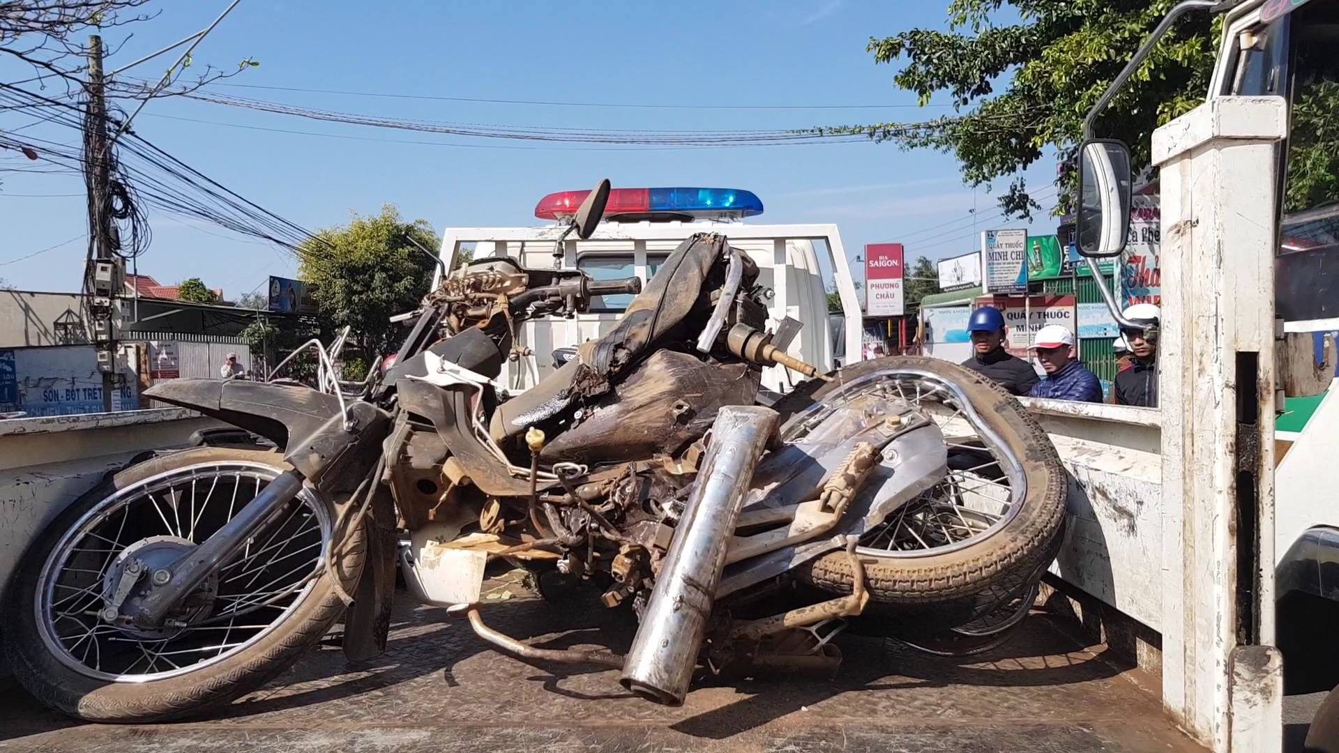Xe khách tông xe máy, 2 cha con tử nạn - Ảnh 2.