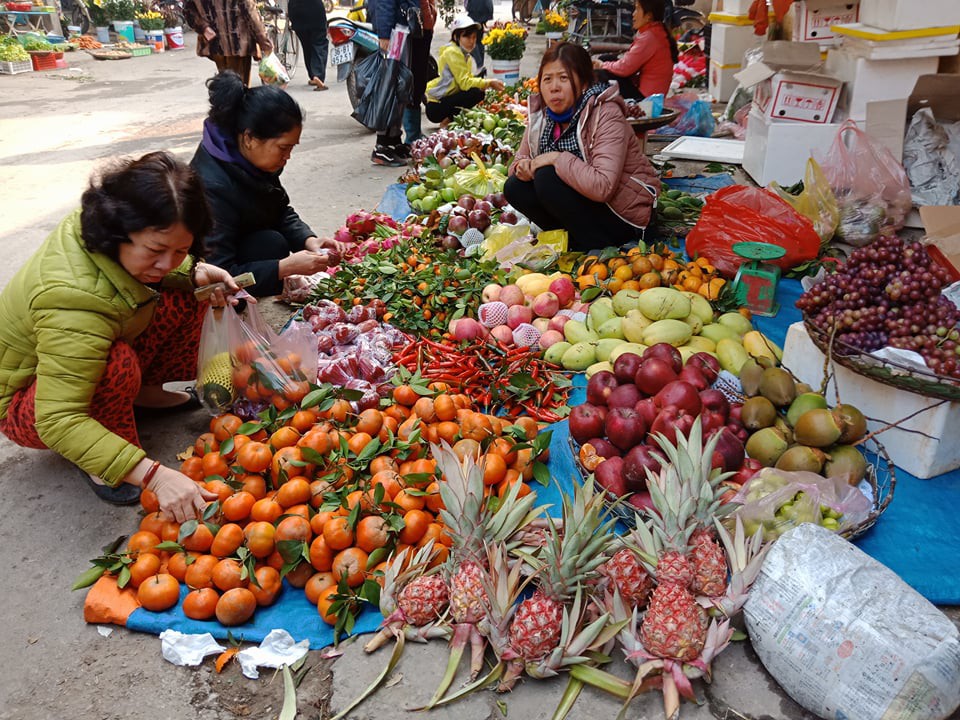 Đồ thờ c&uacute;ng &ldquo;đội gi&aacute;&rdquo; ch&oacute;ng mặt những ng&agrave;y cận Tết - Ảnh 1.