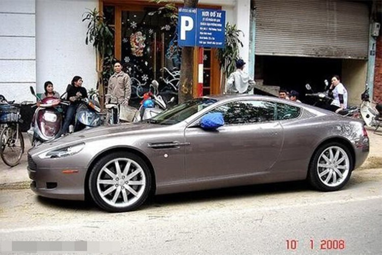 Siêu xe Aston Martin tiền tỷ "vứt" không ai nhặt tại Việt Nam