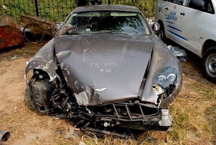 Si&ecirc;u xe Aston Martin tiền tỷ vứt kh&ocirc;ng ai nhặt tại Việt Nam - Ảnh 2.
