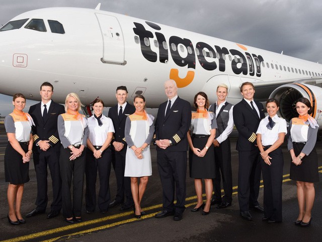 Những hãng hàng không có đồng phục thanh lịch nhất thế giới - Ảnh 7.