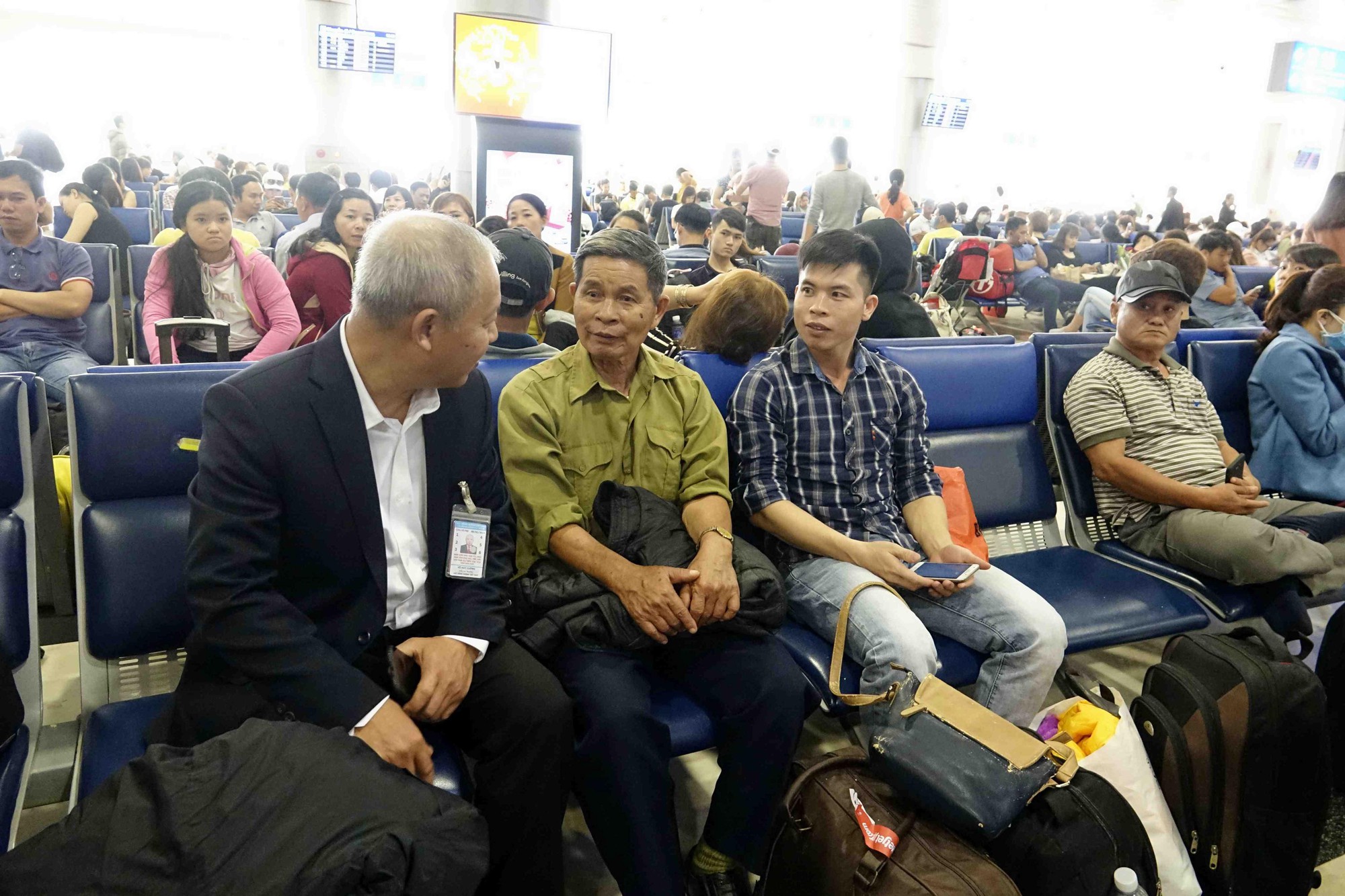 Sương m&ugrave; d&agrave;y đặc, nhiều chuyến bay Tết chưa thể cất c&aacute;nh - Ảnh 2.
