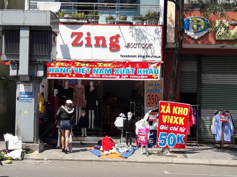 Đ&agrave; Nẵng: Ế ẩm trưa 30 tết, xả h&agrave;ng giảm 50% - Ảnh 1.