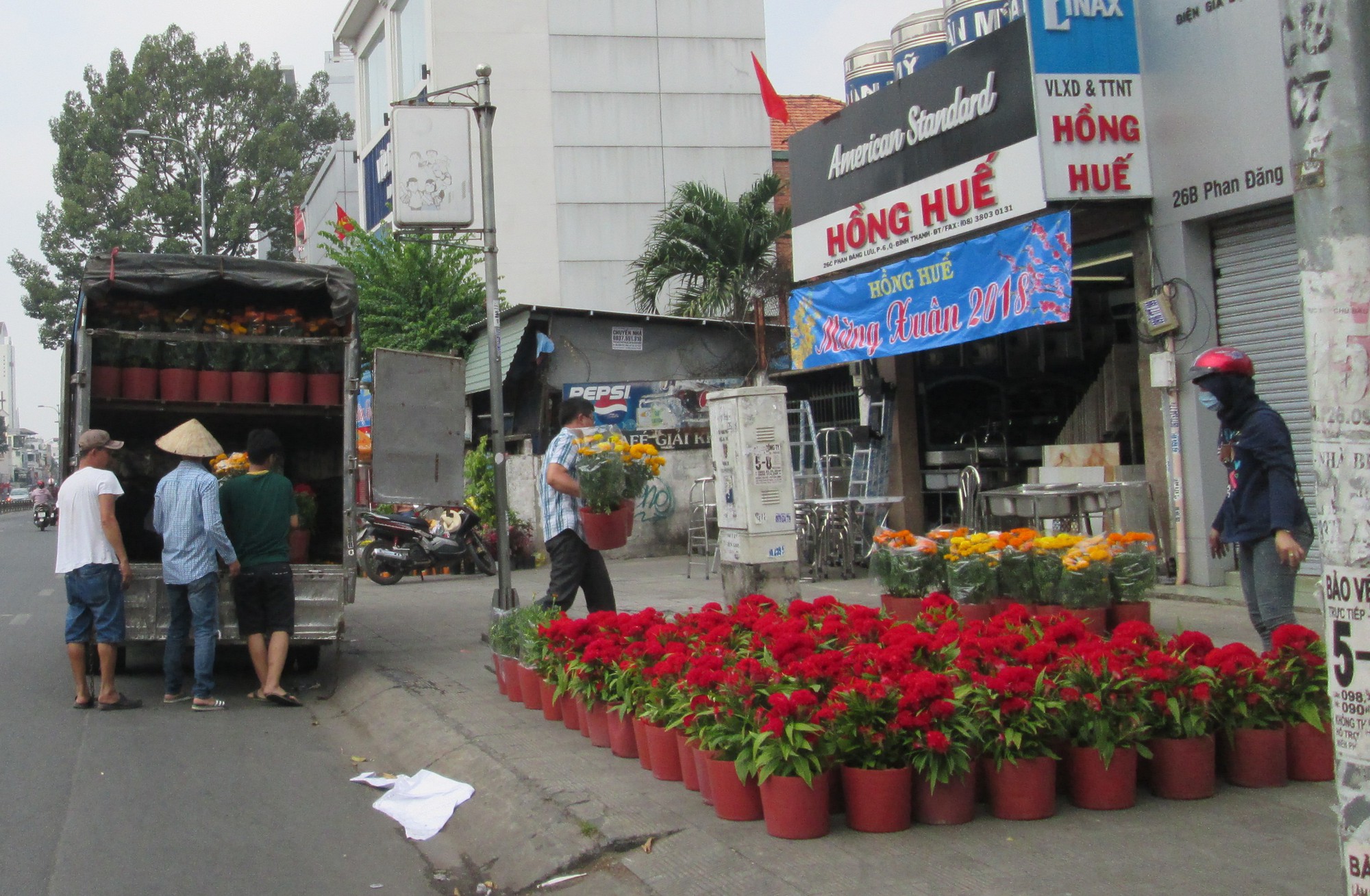 Đủ kiểu &ldquo;xổ h&agrave;ng&rdquo; trưa 30 Tết - Ảnh 7.