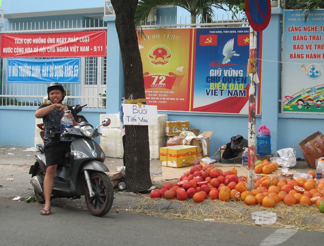 Đủ kiểu &ldquo;xổ h&agrave;ng&rdquo; trưa 30 Tết - Ảnh 3.