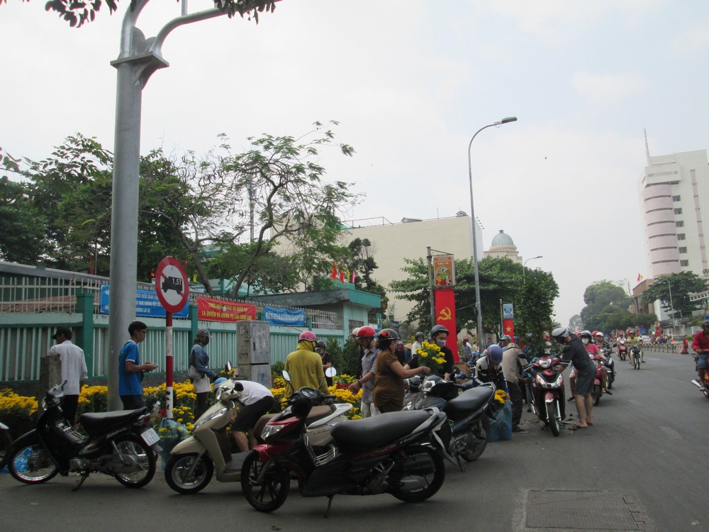 Đủ kiểu &ldquo;xổ h&agrave;ng&rdquo; trưa 30 Tết - Ảnh 6.