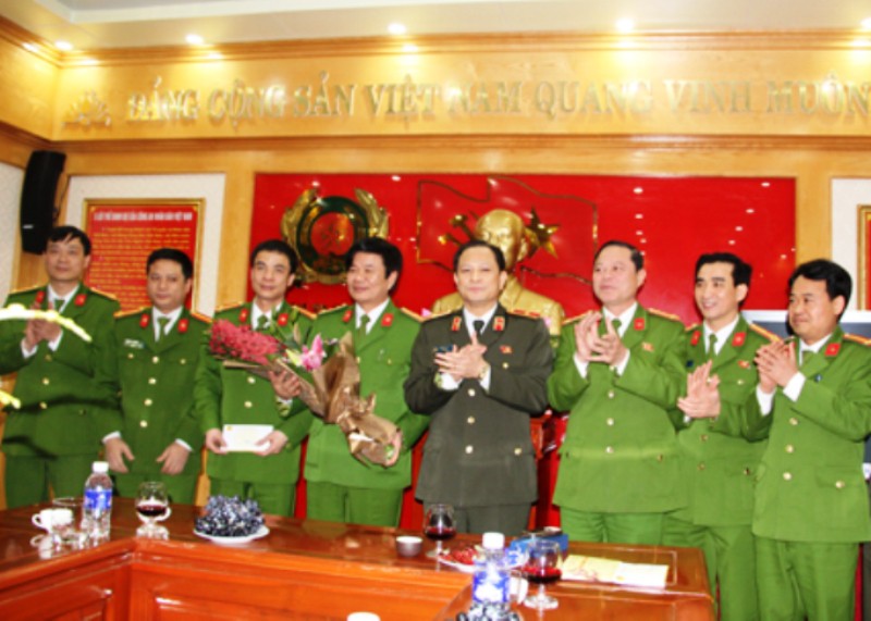 Nhóm côn đồ bịt mặt mang súng tới nhà bắn chết người ngày cận Tết - Ảnh 1.
