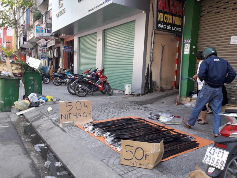 Đ&agrave; Nẵng: Ế ẩm trưa 30 tết, xả h&agrave;ng giảm 50% - Ảnh 2.