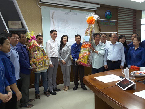 L&atilde;nh đạo TP HCM ch&uacute;c tết c&ocirc;ng nh&acirc;n Đa Phước - Ảnh 1.
