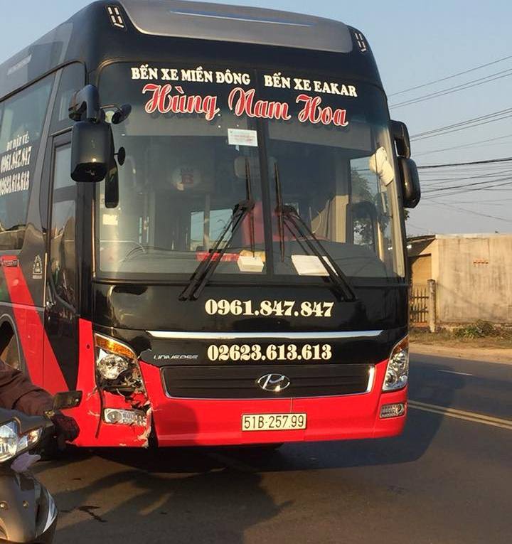 Bị xe khách tông, mẹ chết, con gái nguy kịch