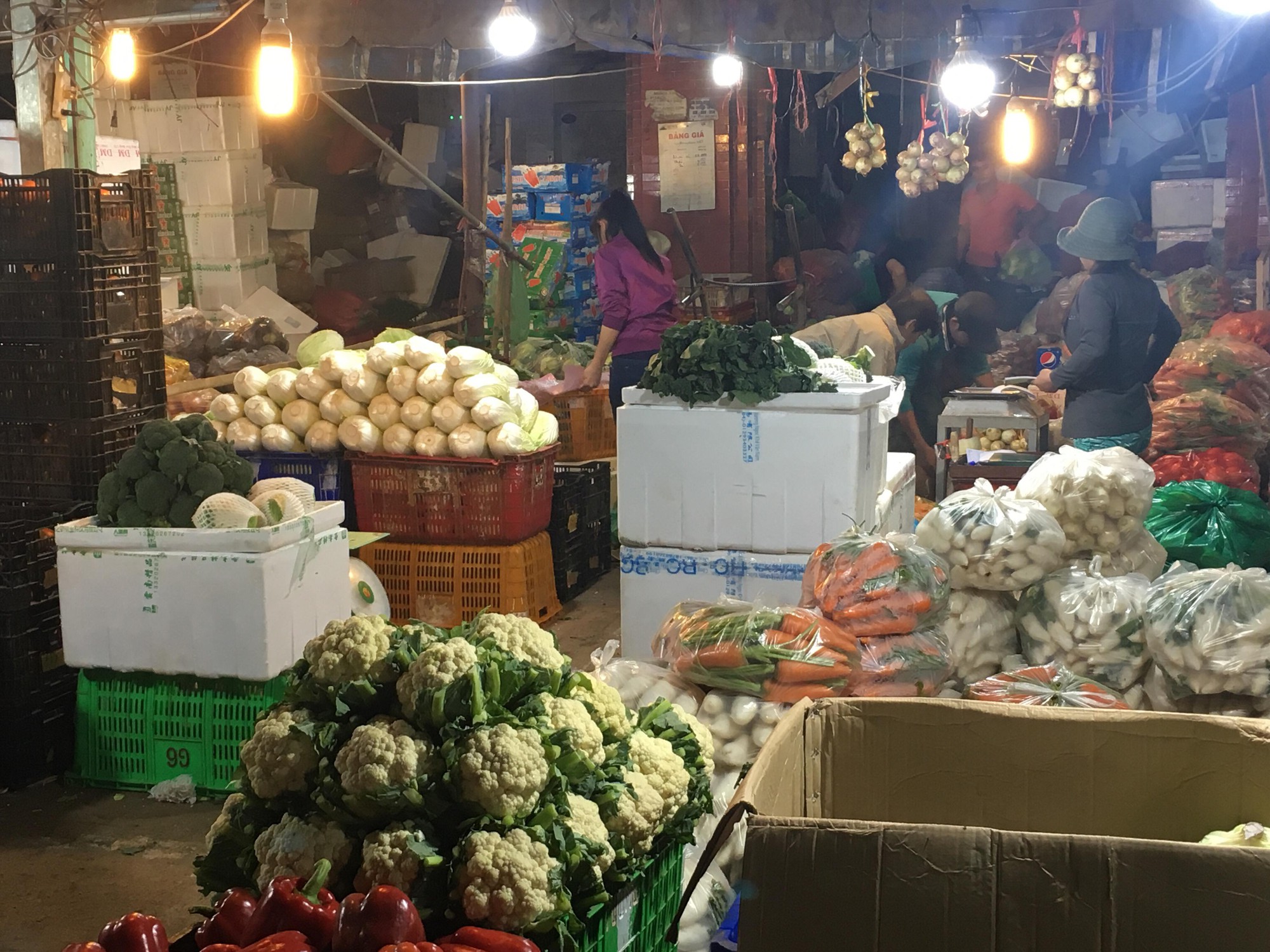 Đủ kiểu &ldquo;xổ h&agrave;ng&rdquo; trưa 30 Tết - Ảnh 10.