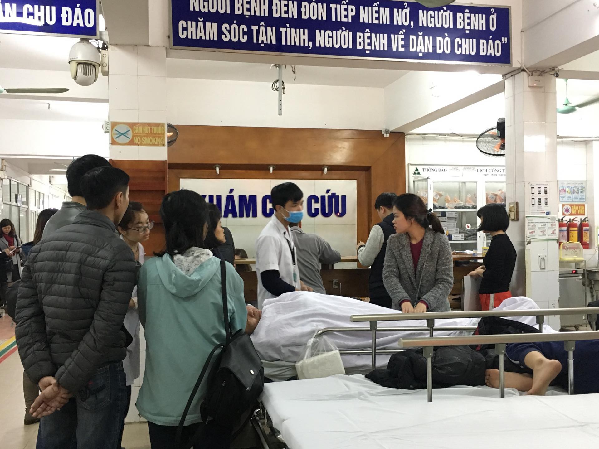 Bộ trưởng Nguyễn Thị Kim Tiến thăm nữ b&aacute;c sĩ bị ung thư trong đ&ecirc;m giao thừa - Ảnh 2.