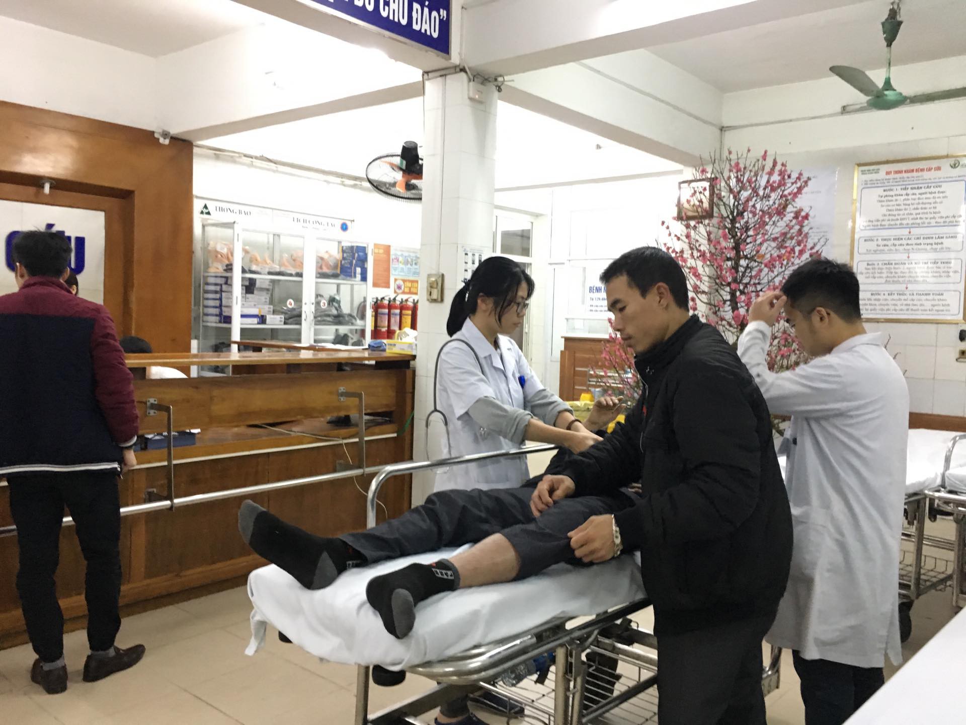 Bộ trưởng Nguyễn Thị Kim Tiến thăm nữ b&aacute;c sĩ bị ung thư trong đ&ecirc;m giao thừa - Ảnh 3.